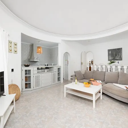Alisa Villa *